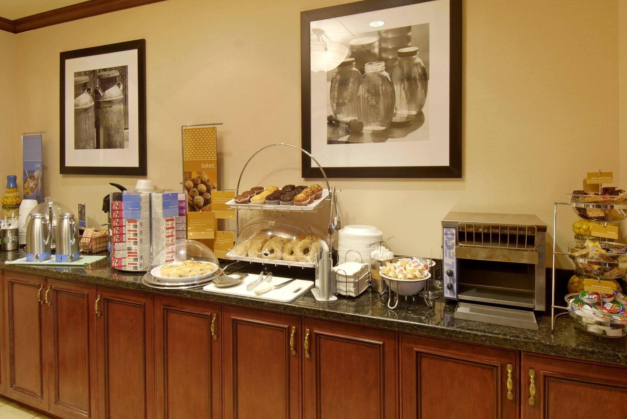 Hampton Inn Toronto-Mississauga West Restaurant photo